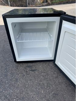 Freezer stainless steel household upright 1.1 cubics (delivery available)