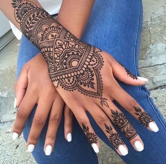 Henna tattoos (temporary tatto)