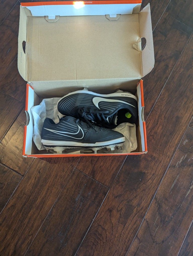 NIKE Lunarlon softball cleats size 6 excellent condition, barely used