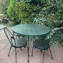 Lovely Real Vintage Patio Furniture Table Set! Delivery Available For Extra Fee. 