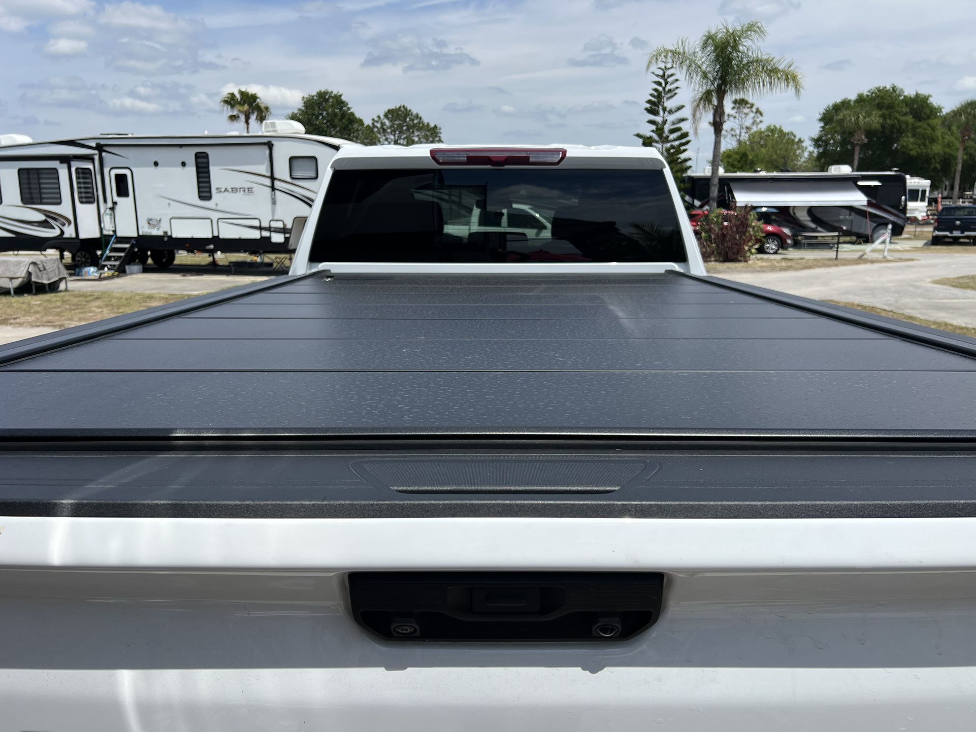 RETRACTABLE 2024 CHEVROLET SILVERADO 3500 TONNEAU COVER