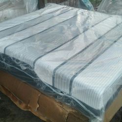 Serta Iseries Hybrid King Size Mattress And Box Springs 