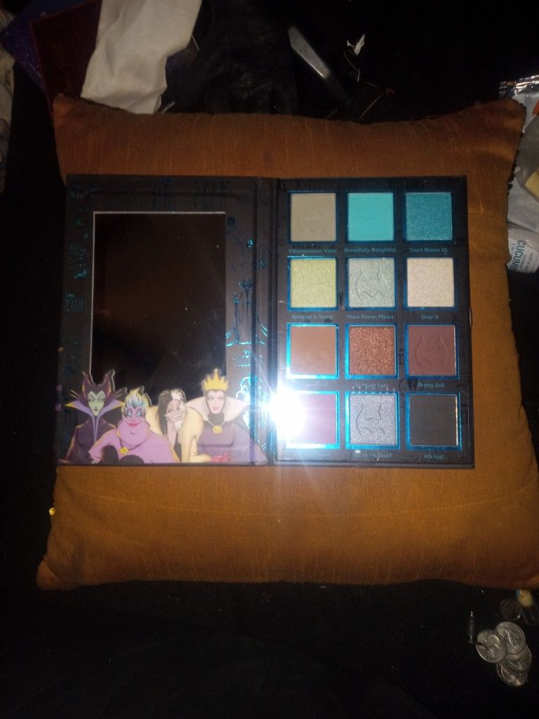 Disney VILLAINS eyeshadow