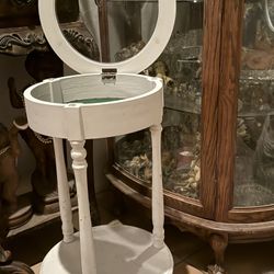 Round Display Curio /Side Table 
