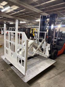 TOYOTA 8FGCU25 forklift for sale, 5500 lb,3 stage, reach carriage EXCELLENT