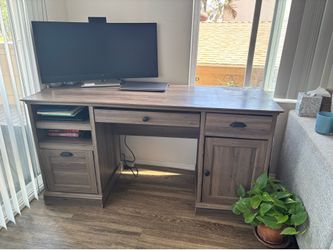 Free desk and chair- pick up only