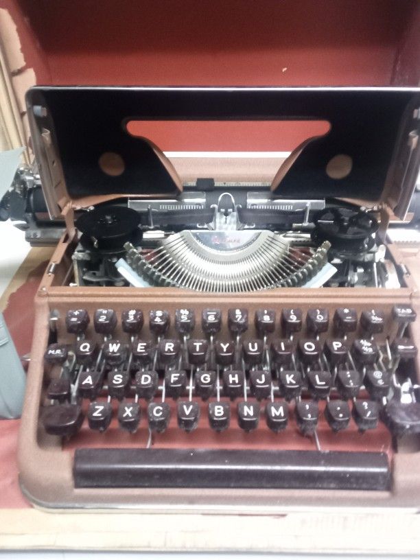 Olympia De Luxe SM3 Typewriter