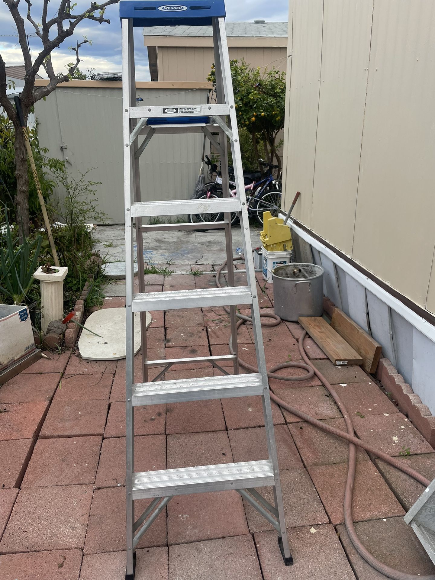 Werner Aluminum Ladder 6 Ft Like New