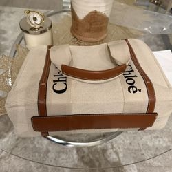 Women medium size bag with brown handles 