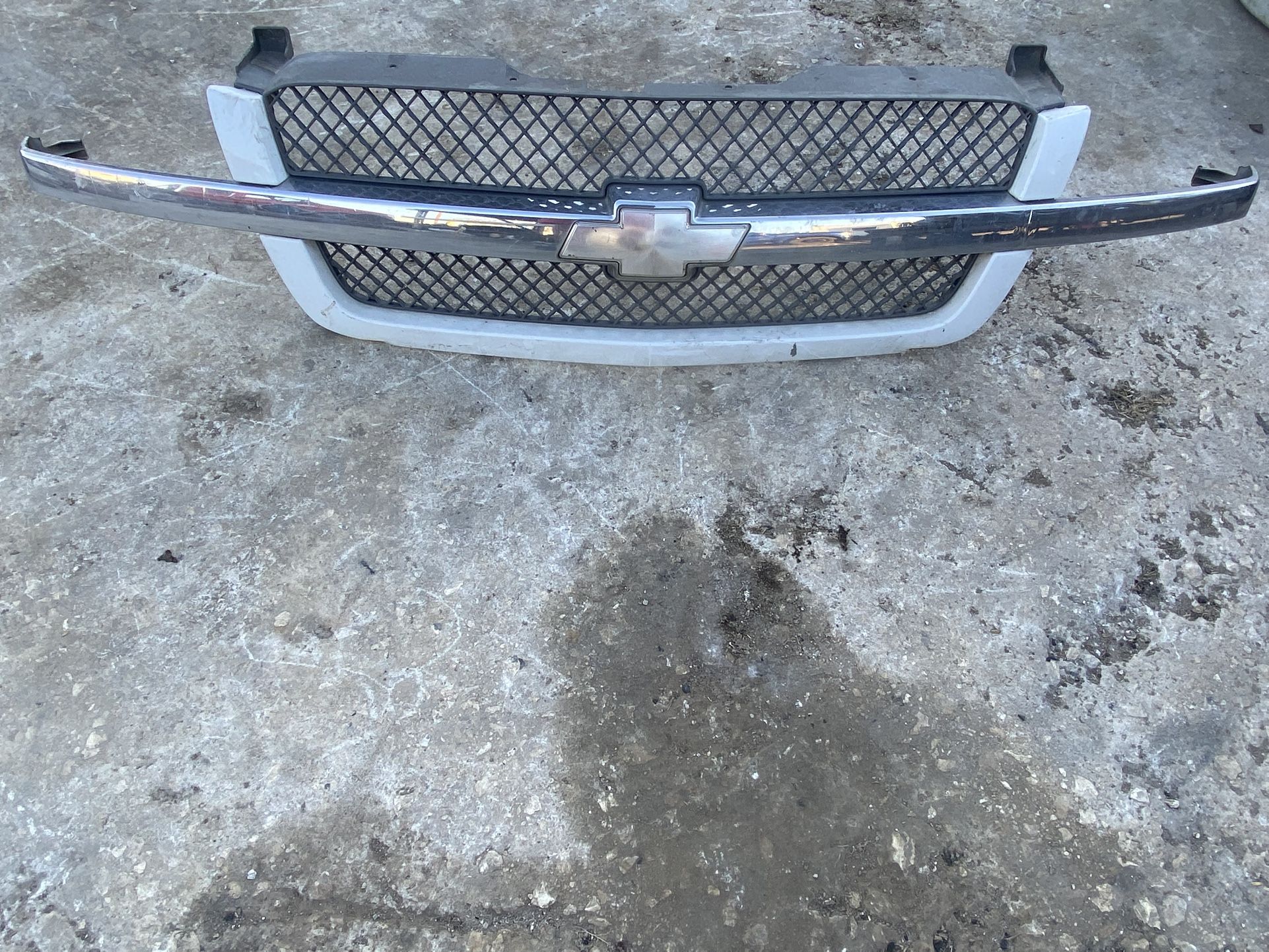 2003-2006 Chevrolet Silverado Cateye Grille OEM