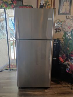Refrigerator, Frigidaire, height 69" profondeur 80.6 cm