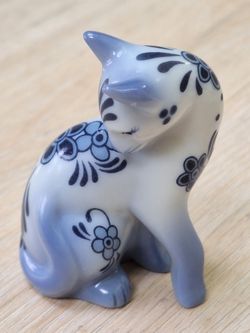 1986 The Franklin Mint Delft-style Blue and White Fliral Cat