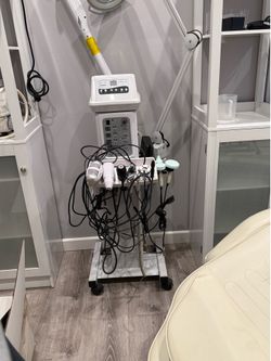 D- 9000A The 13 Function Machine is the perfect all in one facial unit