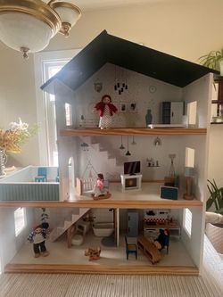 New Dollhouse w People & Accessories