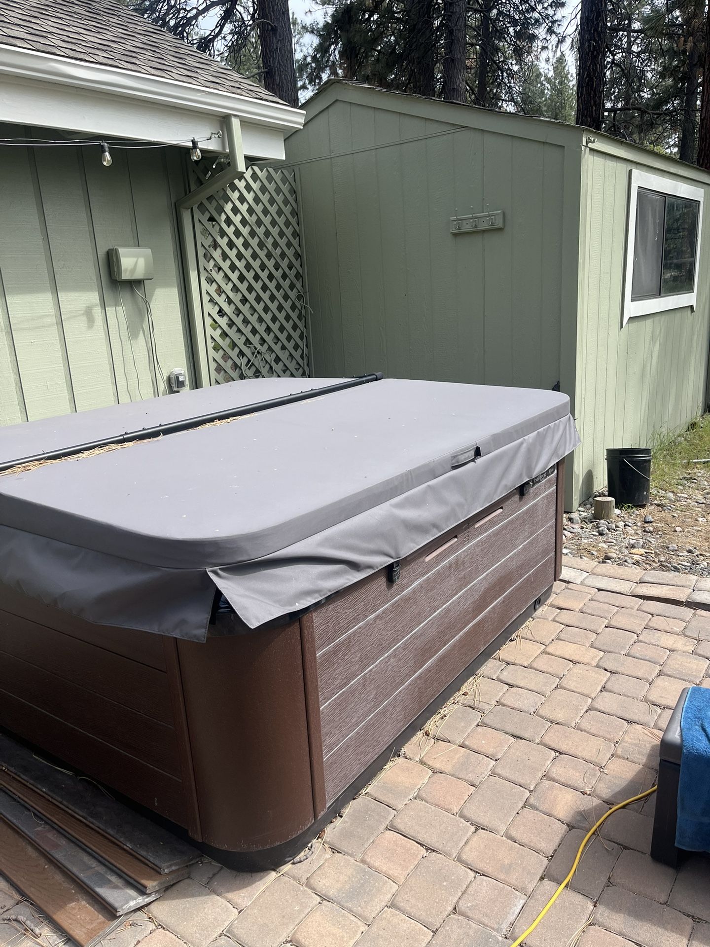 Bullfrog R6 - 7 Person Hot Tub (2023)