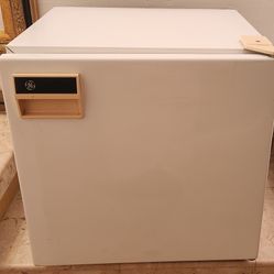 GE Mini Fridge