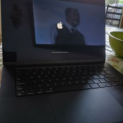 MacBook Air  M2 Chip Excellent Condition 15"Screen  Need To Get Fix 
Is lock ok 
This Mac is only for people in search of parts 
Good screen , keyboar