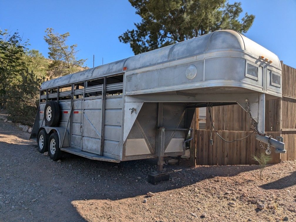 STOCK TRAILER 4 HORSE