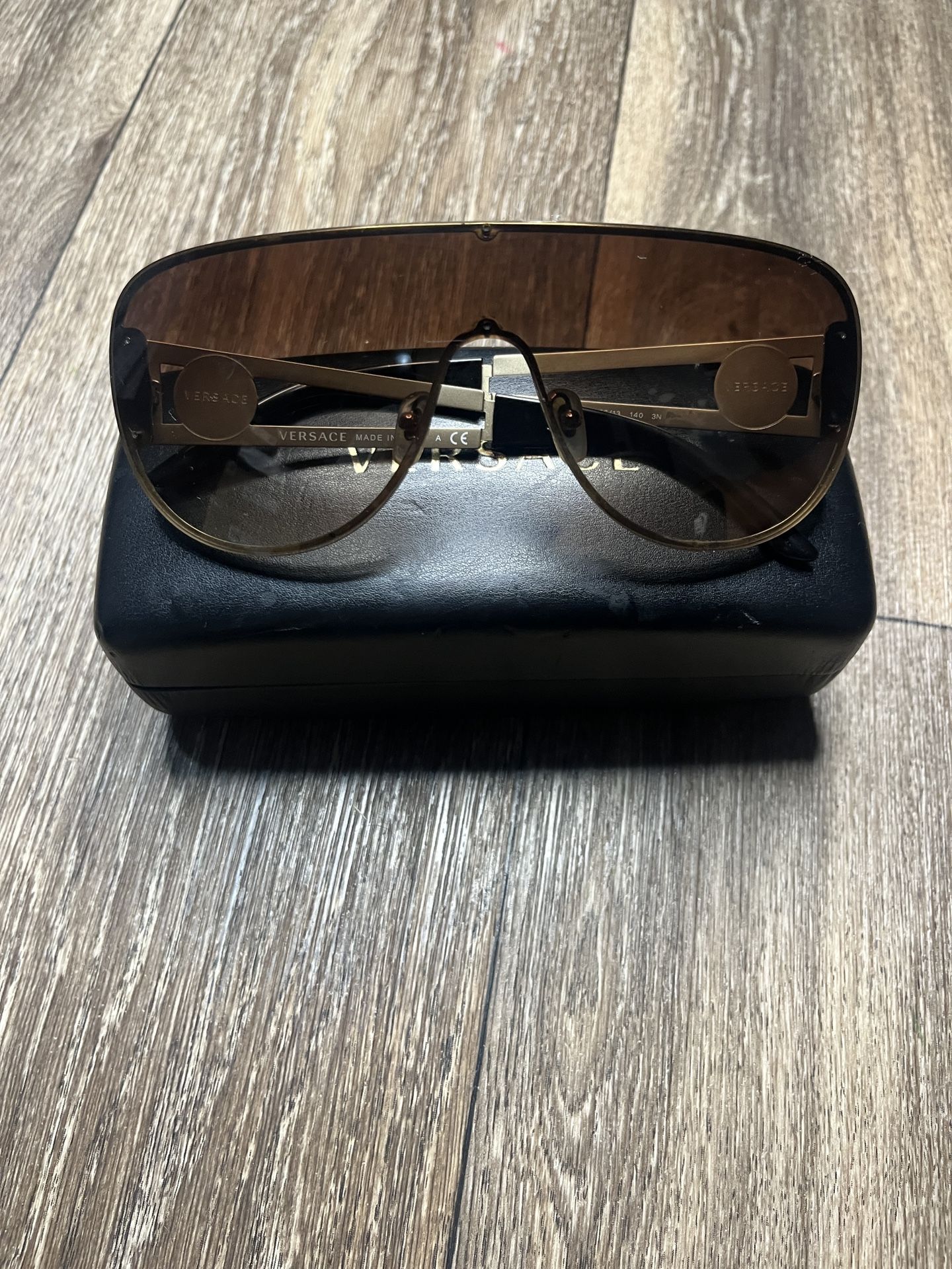 Used Women’s Versace Glasses Box Is Really Worn Down Will Definitely Negotiate On The Price Will Answer Immediately!