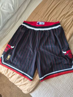 CHICAGO BULLS Men’s XL Black 50th Anniversary  GOLD LOGO Pinstripe Shorts