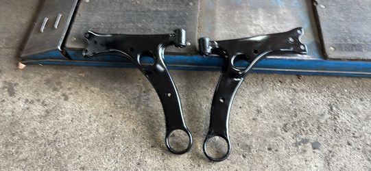 03-13 Toyota Corolla lower control arms