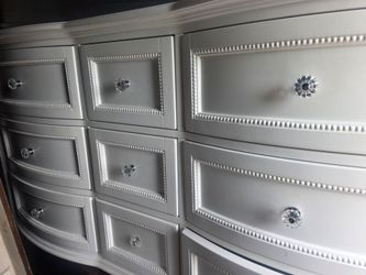 White dresser comes with big mirror as well
