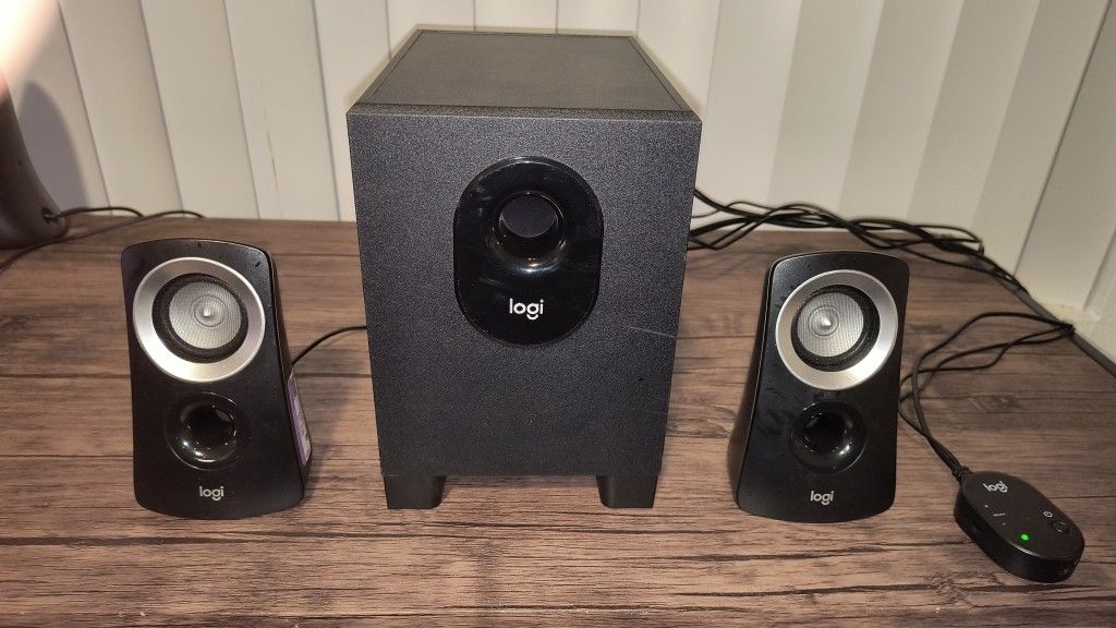 Logitech (Z313) Computer Desk Speaker System w/ Subwoofer For Sale!!!