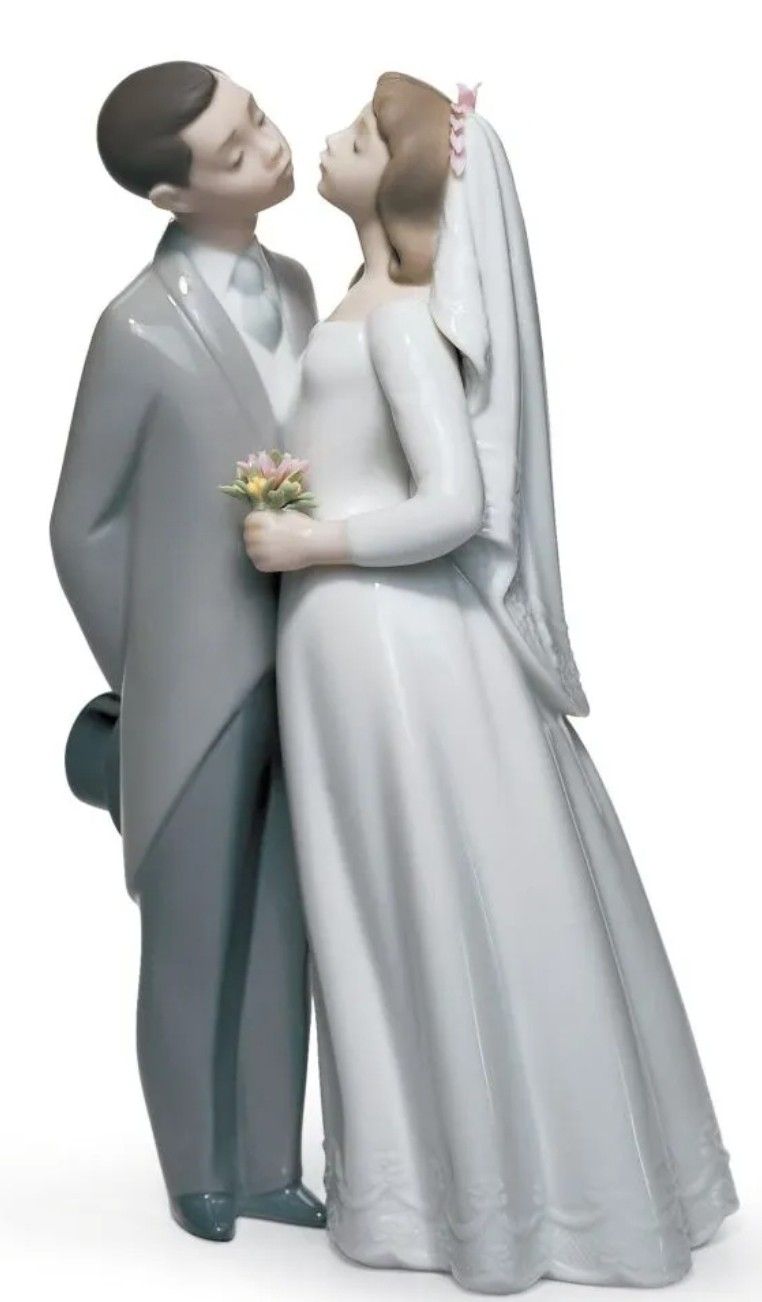 Lladro "A kiss To Remember" Vintage Wedding Statue 