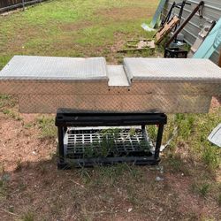 Old toolbox it’s 71 inches wide no key look at pictures and judge condition 