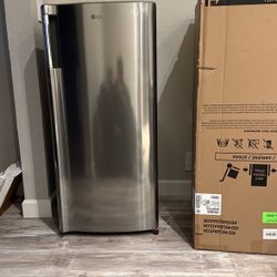 New stainless steel LG refrigerator/freezer