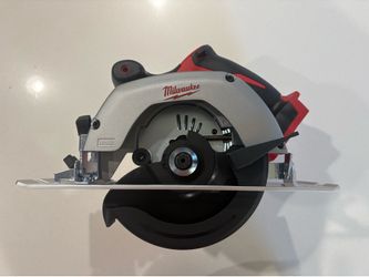 Milwaukee M18 18V Lithium-Ion Cordless 6-1/2 in. Circular Saw (Tool-Only)