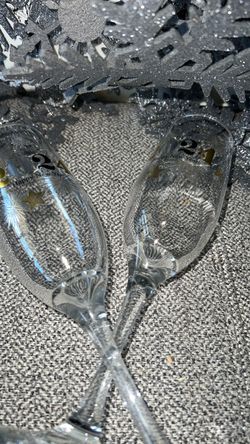 2 Clear Glass 2024 Champagne Flutes Happy New Year Gold Fireworks & Stars 8.5X2”