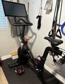 PELOTON BIKE $700  Very lightly Used !