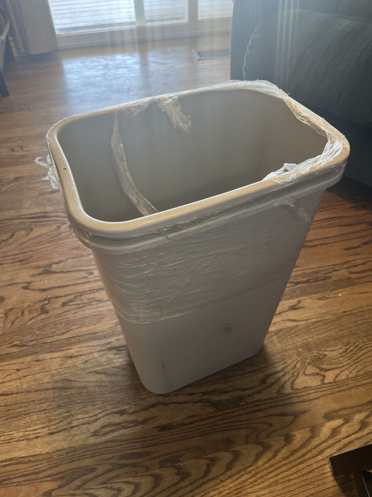 Brand New COASTWIDE Indoor Trash Can w/out Lid Beige Soft Plast 7 Gal CW56430