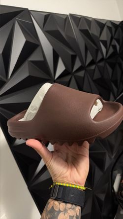 Yeezy slide size 6 fudge color