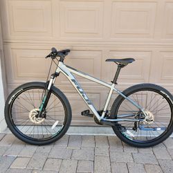 FUJI NEVADA 27.5 INCH MOUNTAIN BIKE LIKE NEW ( CHECK MY OTHER BIKES)