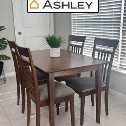 Like New! Ashley Furniture Dining Room Table Set