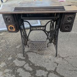Singer Sewing Vintage  Machine 