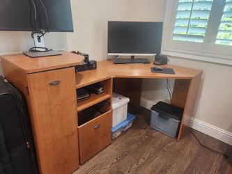 Desk- Delivery Available Must be Gone 8/26