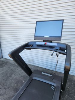 Commercial 2450 Nordictrack Treadmill- 14MPH max speed - 1 year warranty