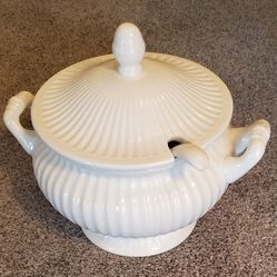 VINTAGE WHITE SOUP TUREEN WITH CERAMIC SWIRL DESIGN MADE IN JAPAN