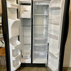 Like New Frigidaire Double Door Refrigerator For Sale (DELIVERY AVAILABLE)