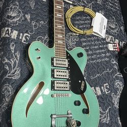 Guitarra Electrica “ GretscH “ Semi Nueva ( Like New) En Excelente Condición. Incluye Cable Nuevo Y Case “ Gator “ Nuevo 