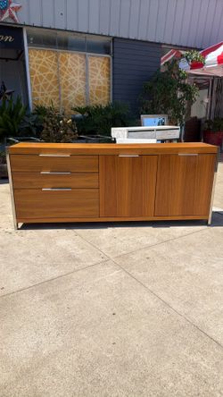 Beautiful walnut Mid Century contemporary modern Cosenza