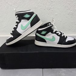 Nike Air Jordan 1 Mid (Green Glow)