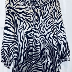 Nice ladies Spense top white/black  size (L) only $10