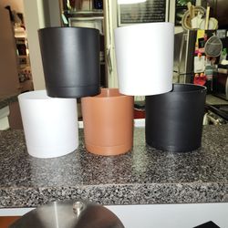 Flower Pots With Bases. 5 Pots & 5 Bases