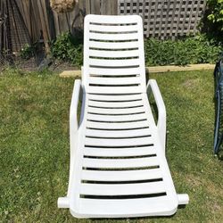 Grosfillex Adjustable Chaise Sun Bed White Pool Lounger Excellent Condition