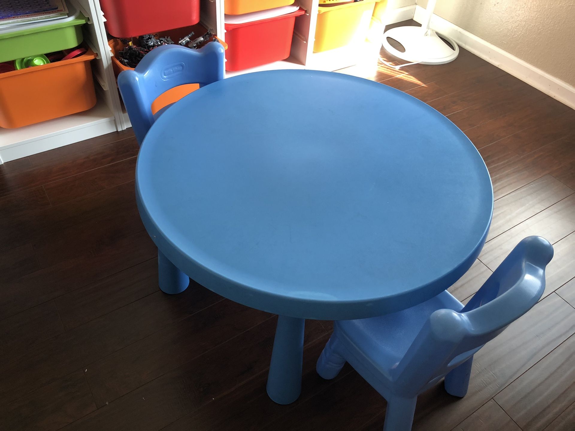 Kids table with two chairs