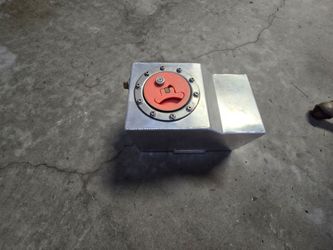 Miniature gas tank that locks